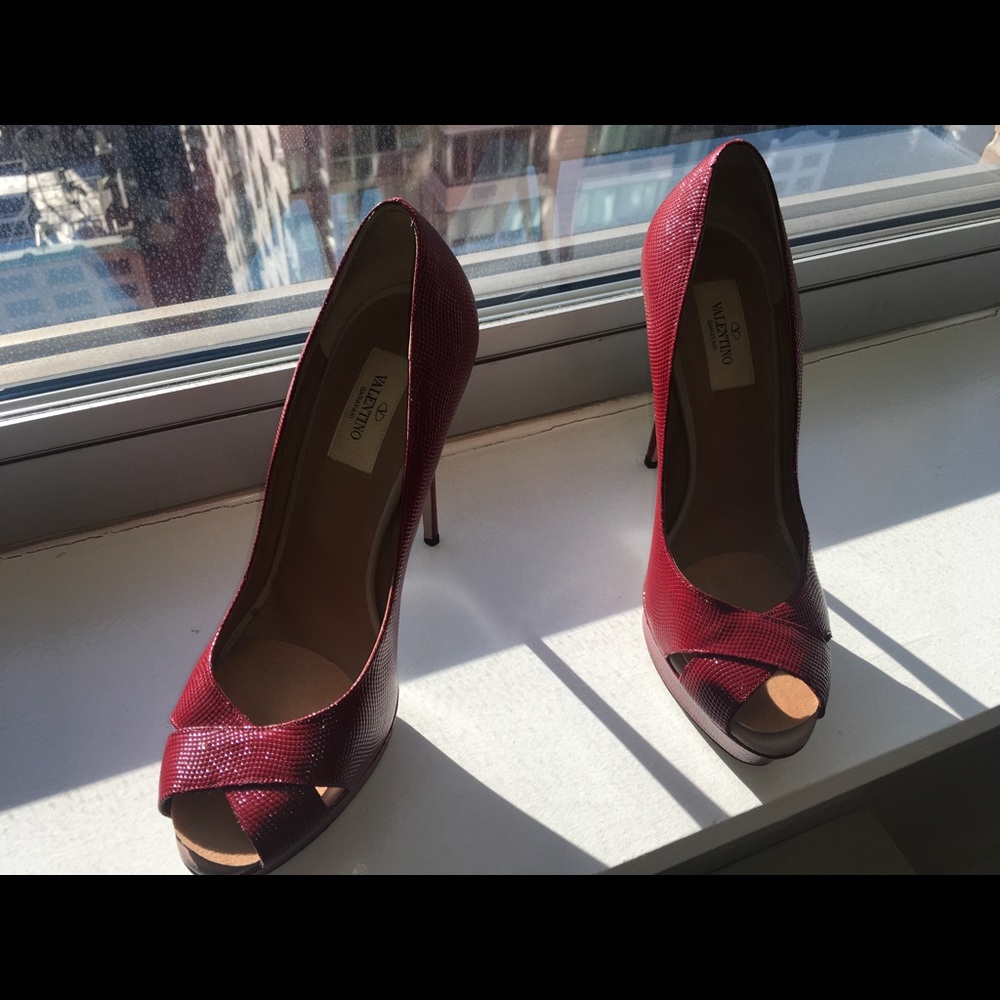 🔥 Valentino Rosso Peep Toe Pumps 🎈